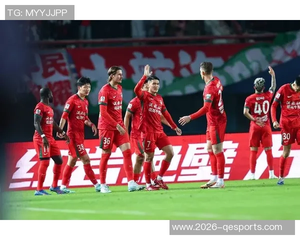 狮象争锋足协杯决赛前夕国安与河南吉祥物亲密互动展现友谊与竞技精神